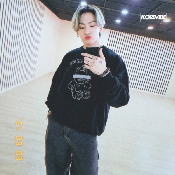 BTS Jungkook - All eyes on me Unisex Sweatshirt